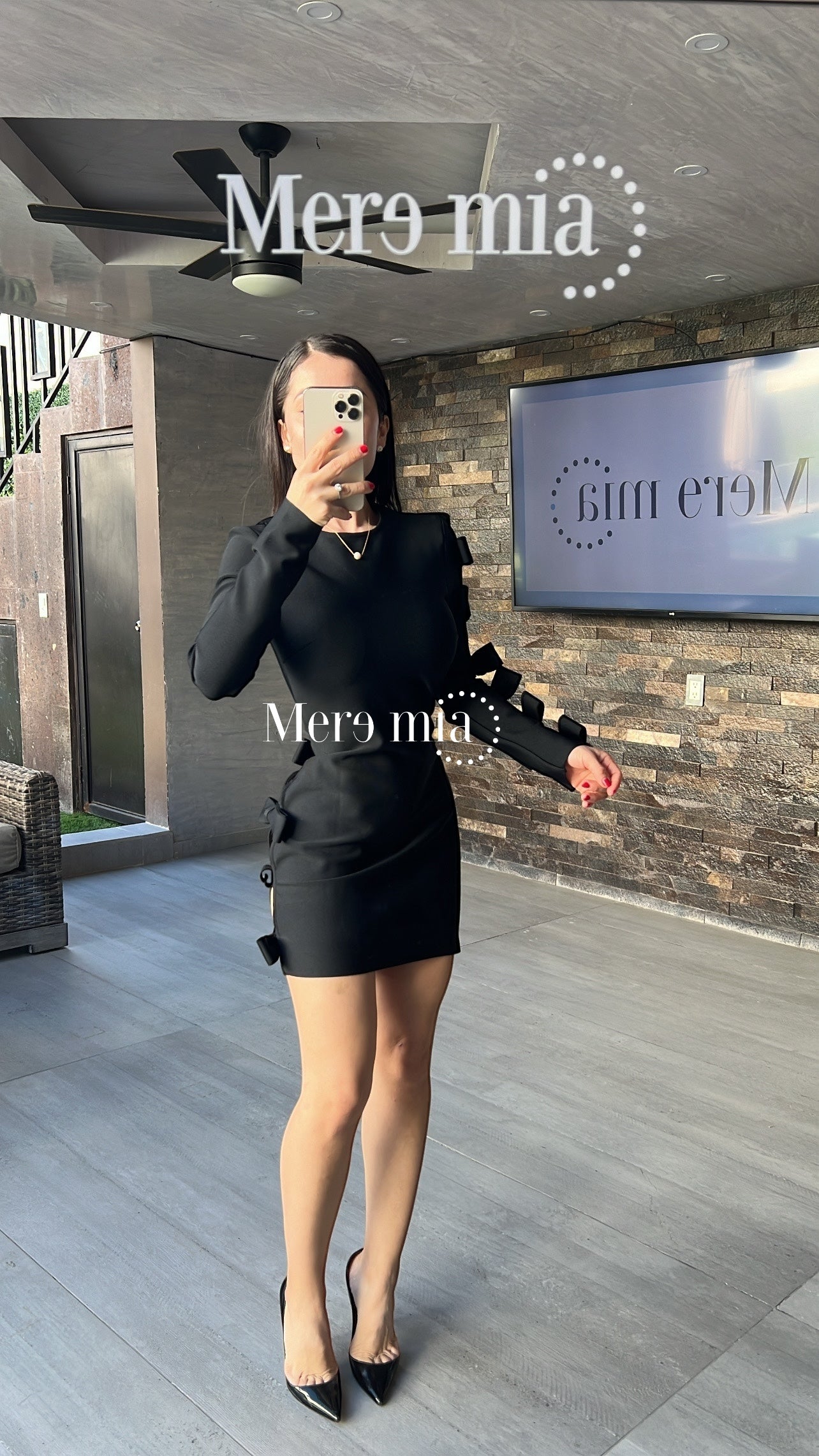 Vestido negro corto moños