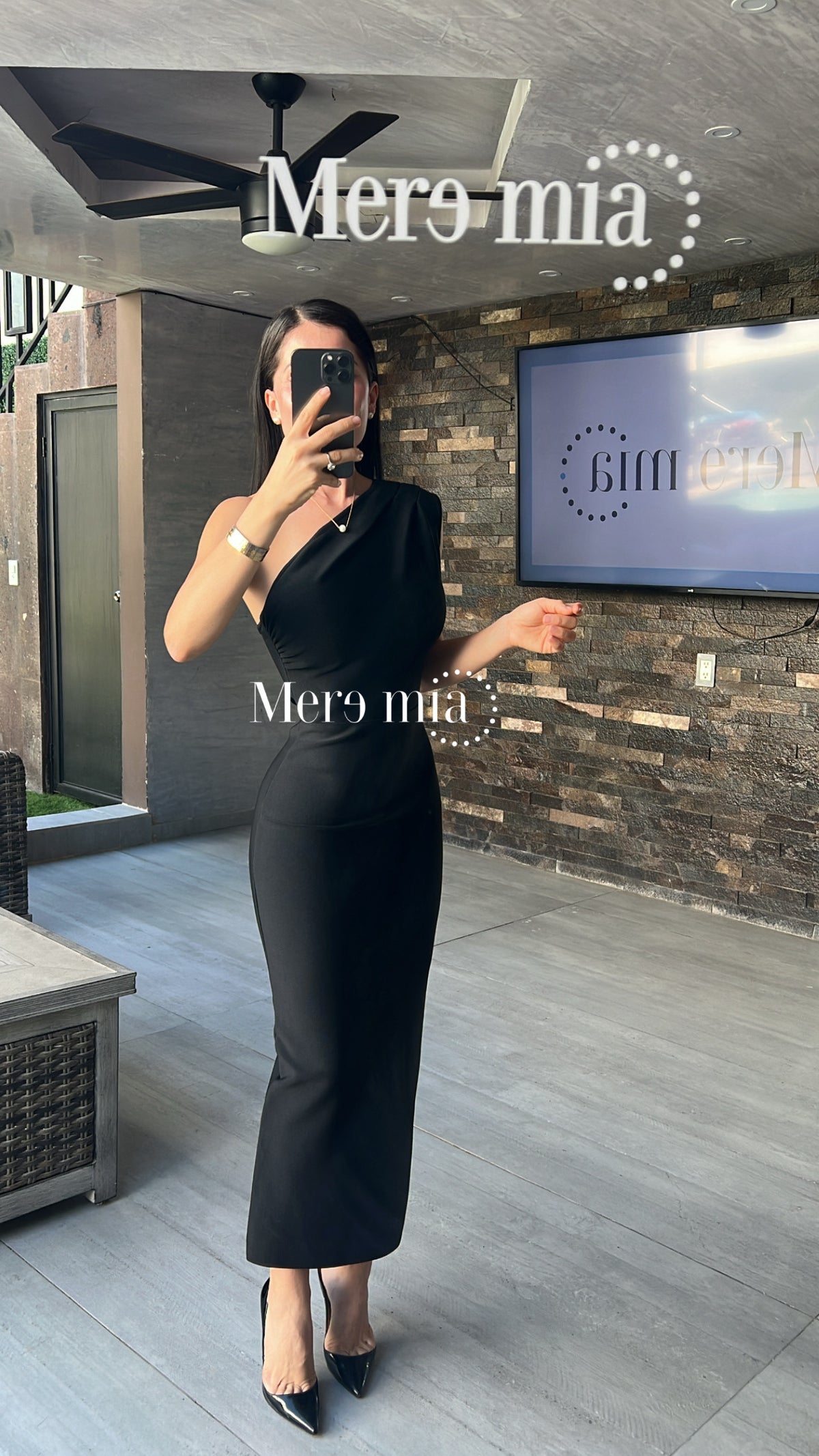 Vestido negro de un hombro