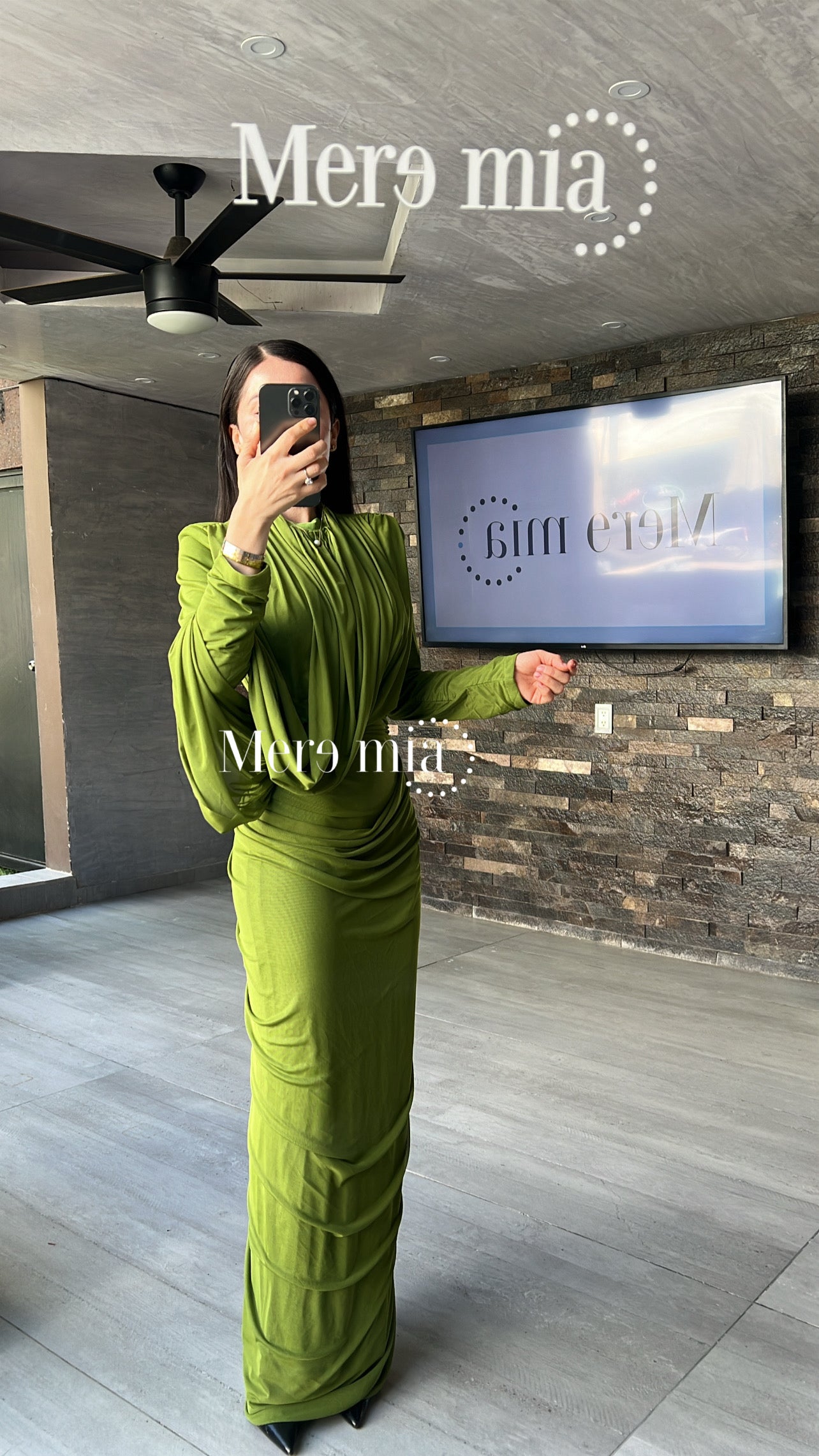 Vestido verde estola plisada