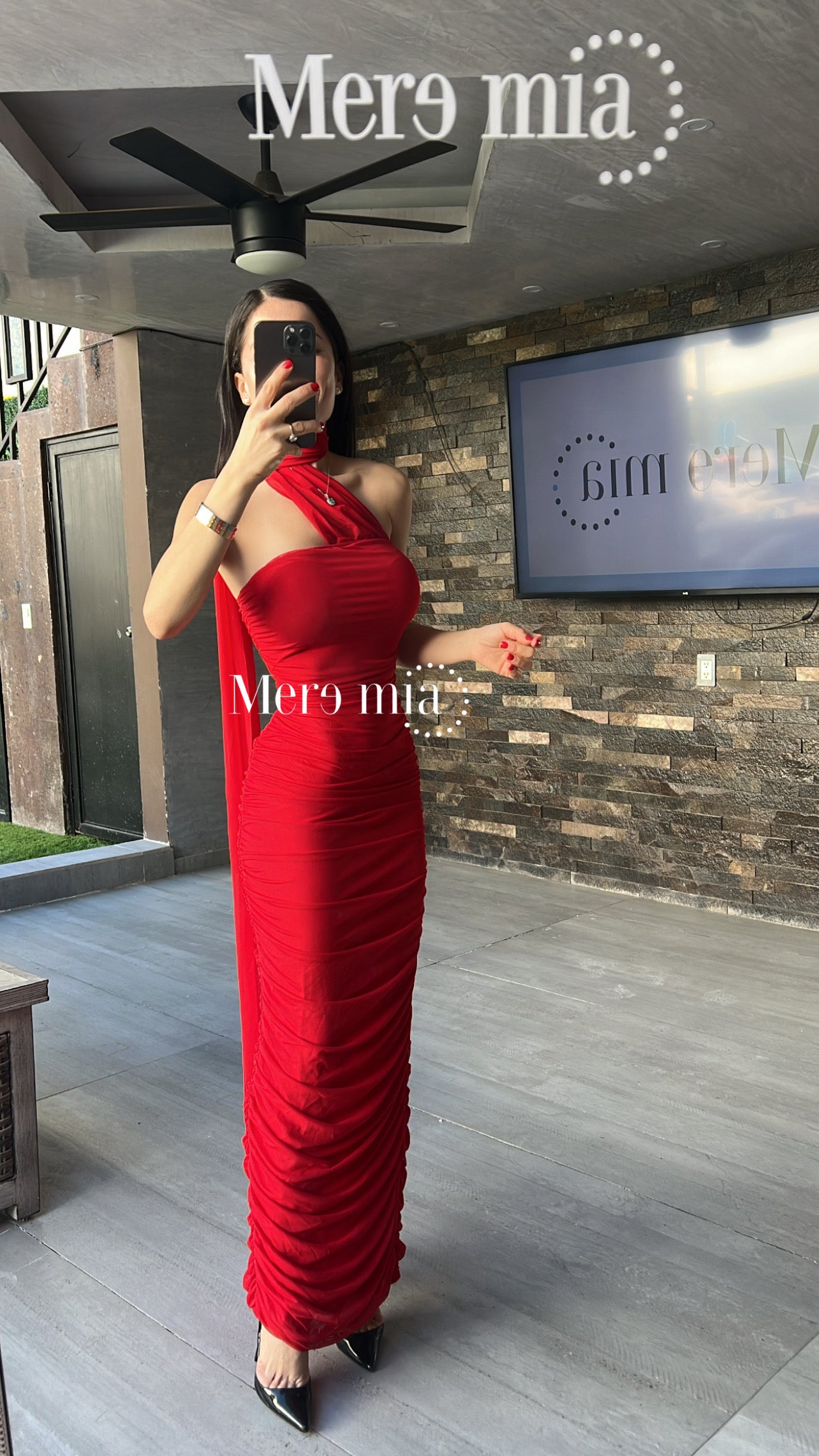 Vestido rojo plisado cuello