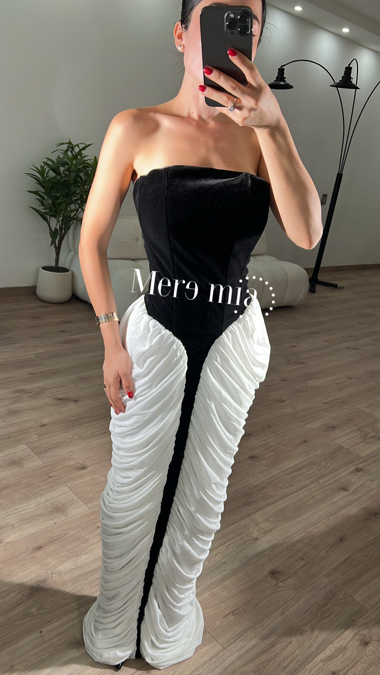 Vestido negro plisado blanco