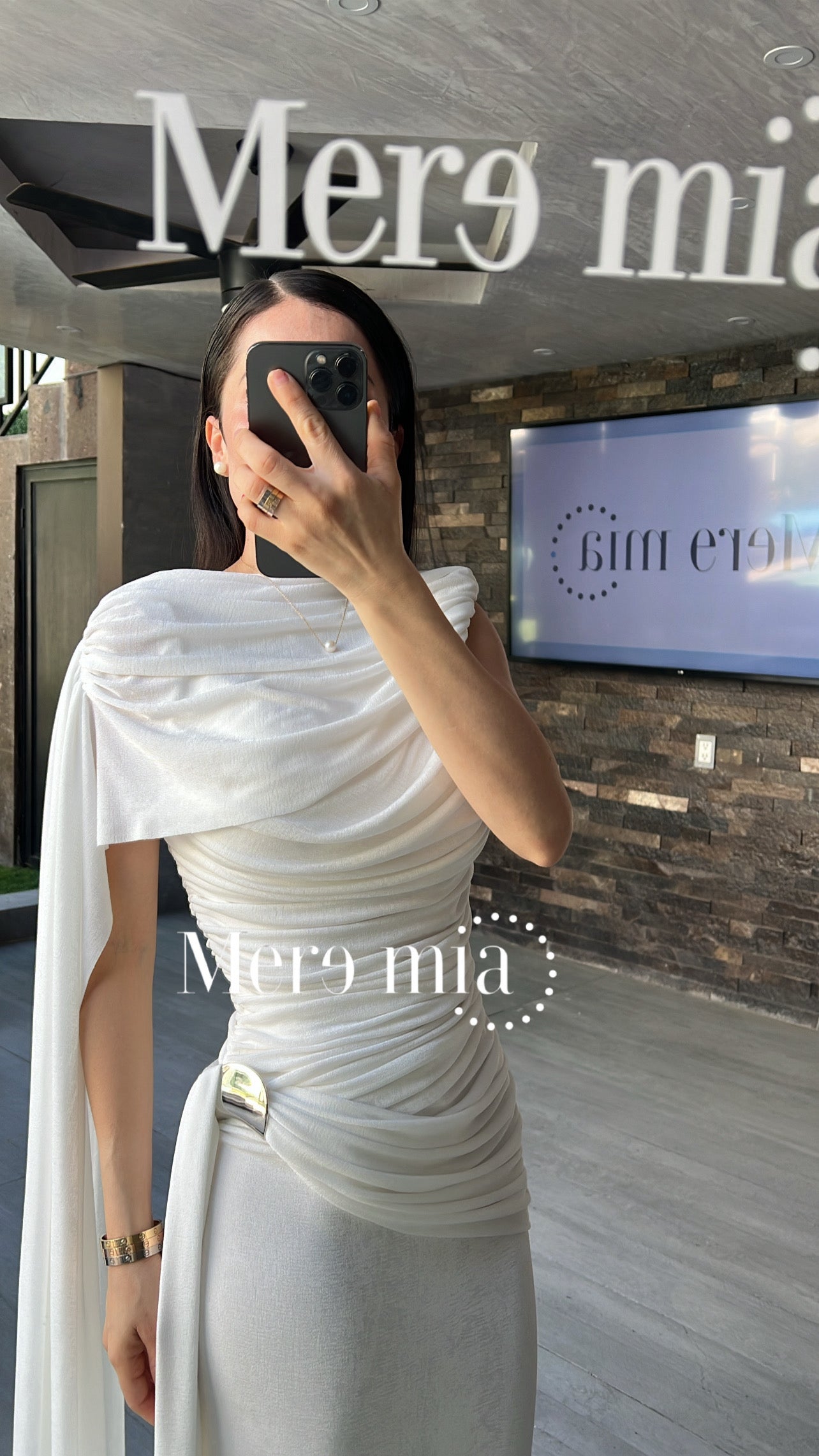 Vestido broche capa plisado
