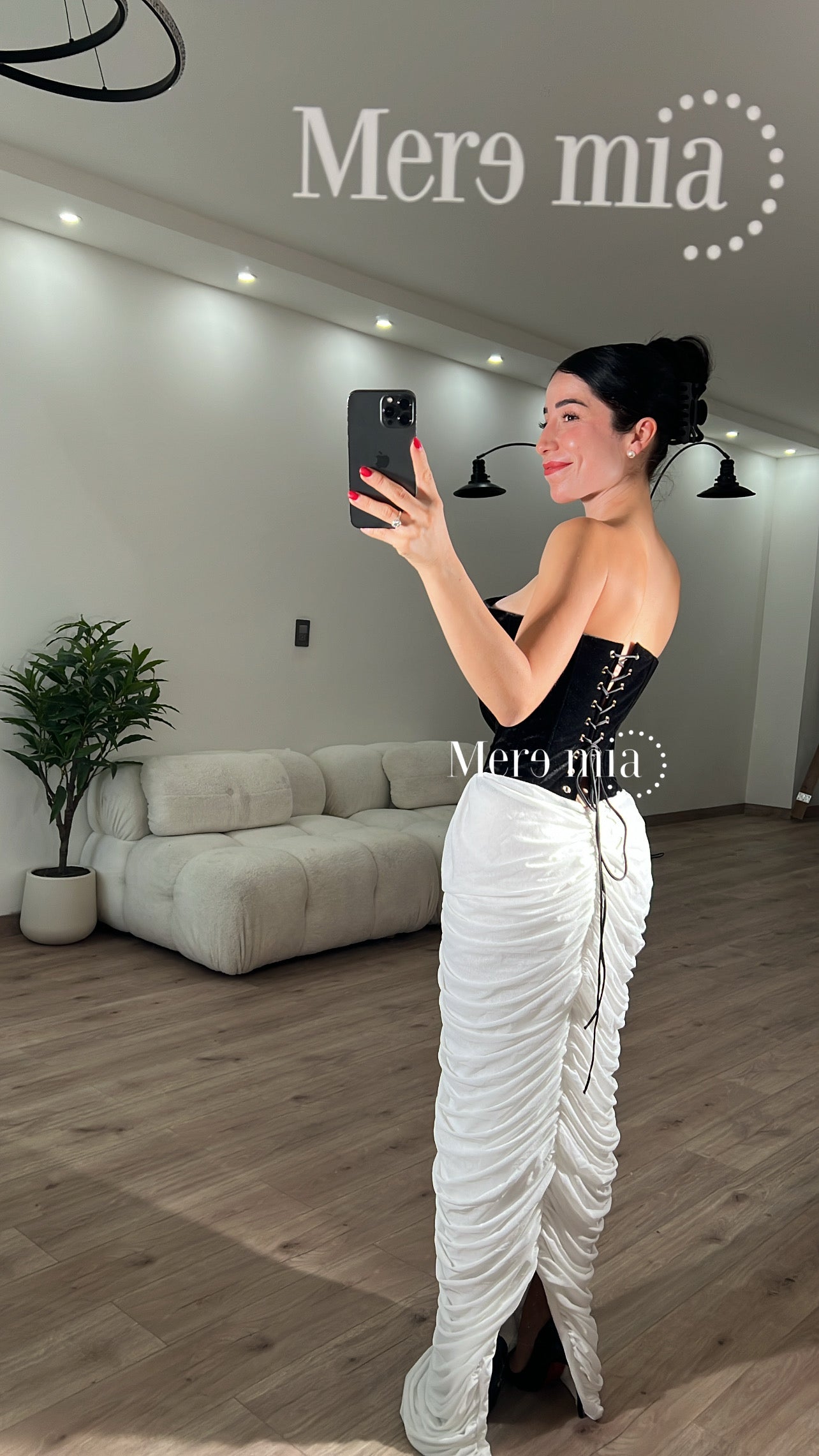 Vestido negro plisado blanco