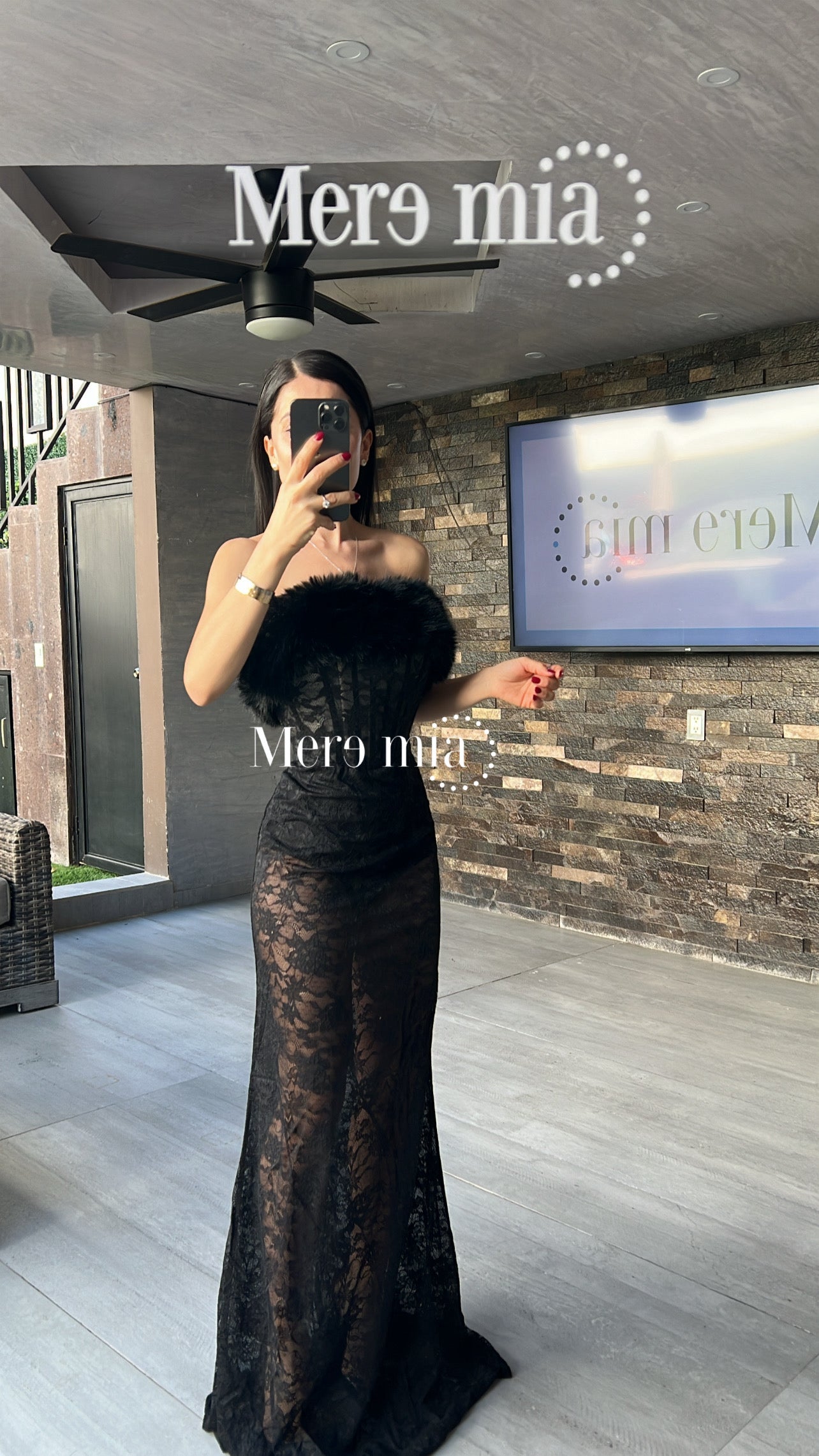 Vestido negro encaje plumas