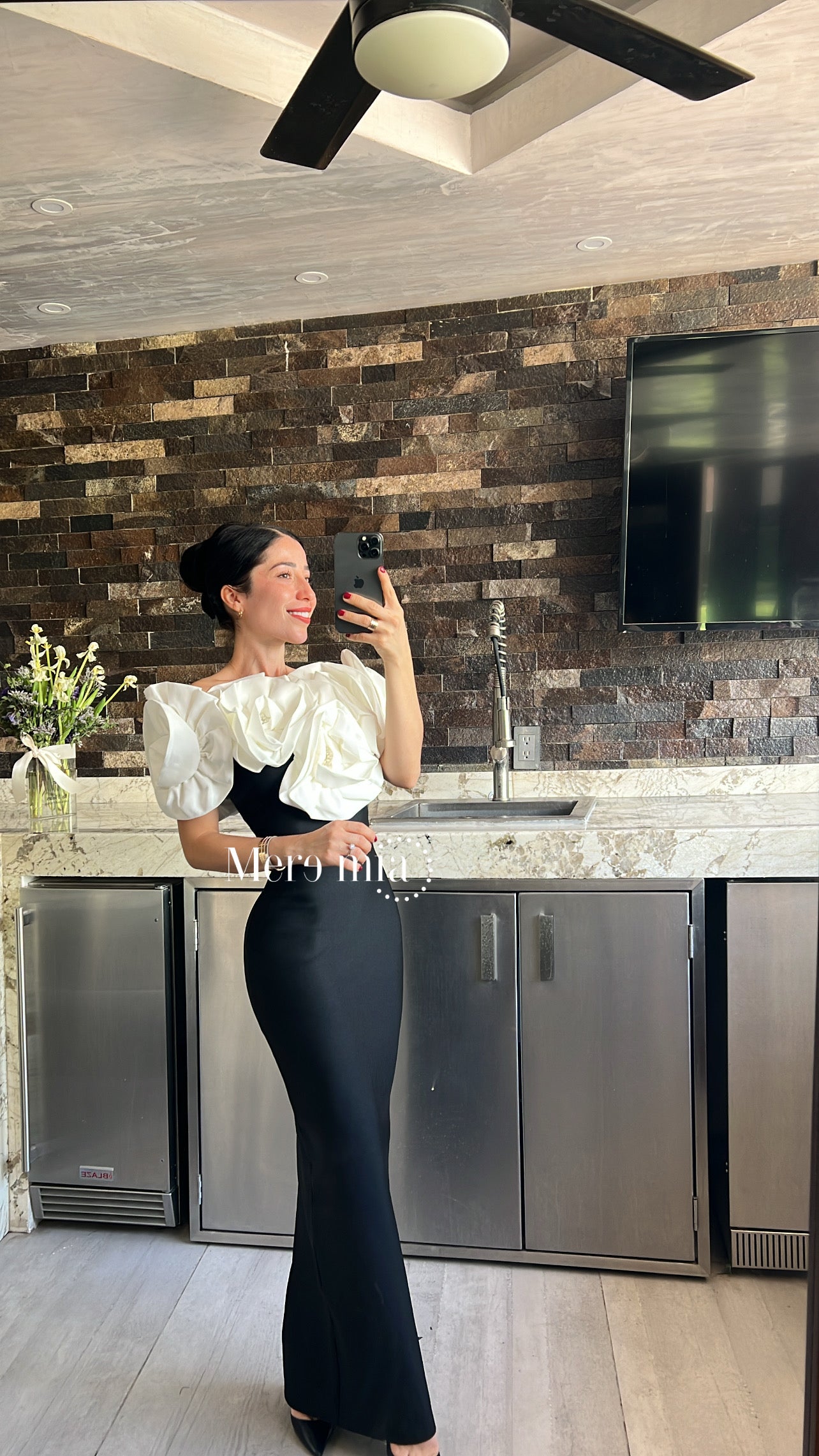 Vestido negro flores en hombros