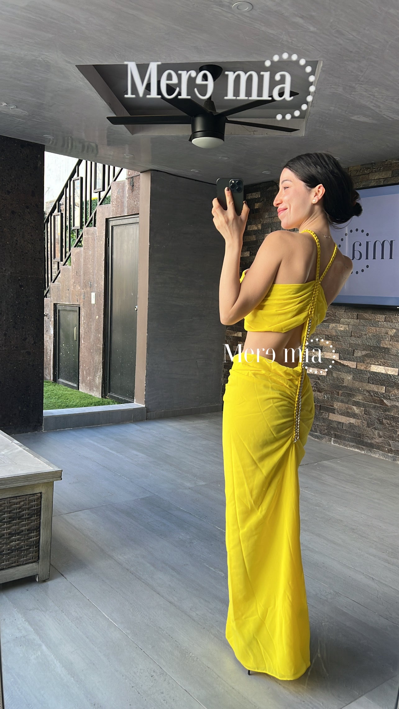 Vestido amarillo cuello abert
