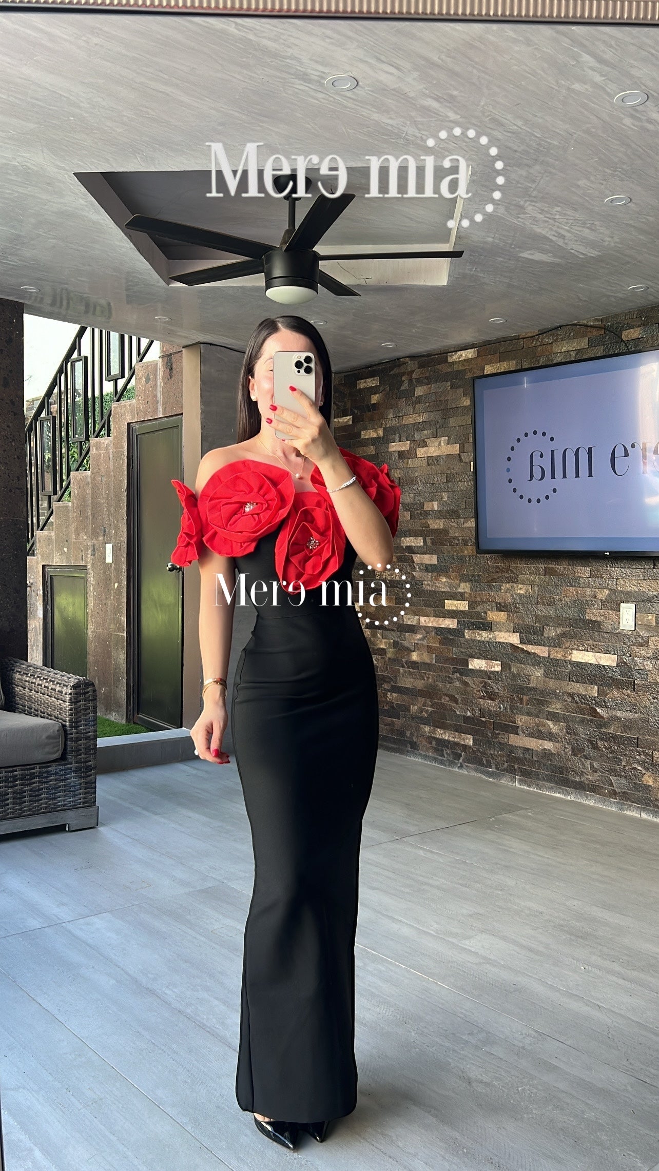 Vestido negro flores en hombros