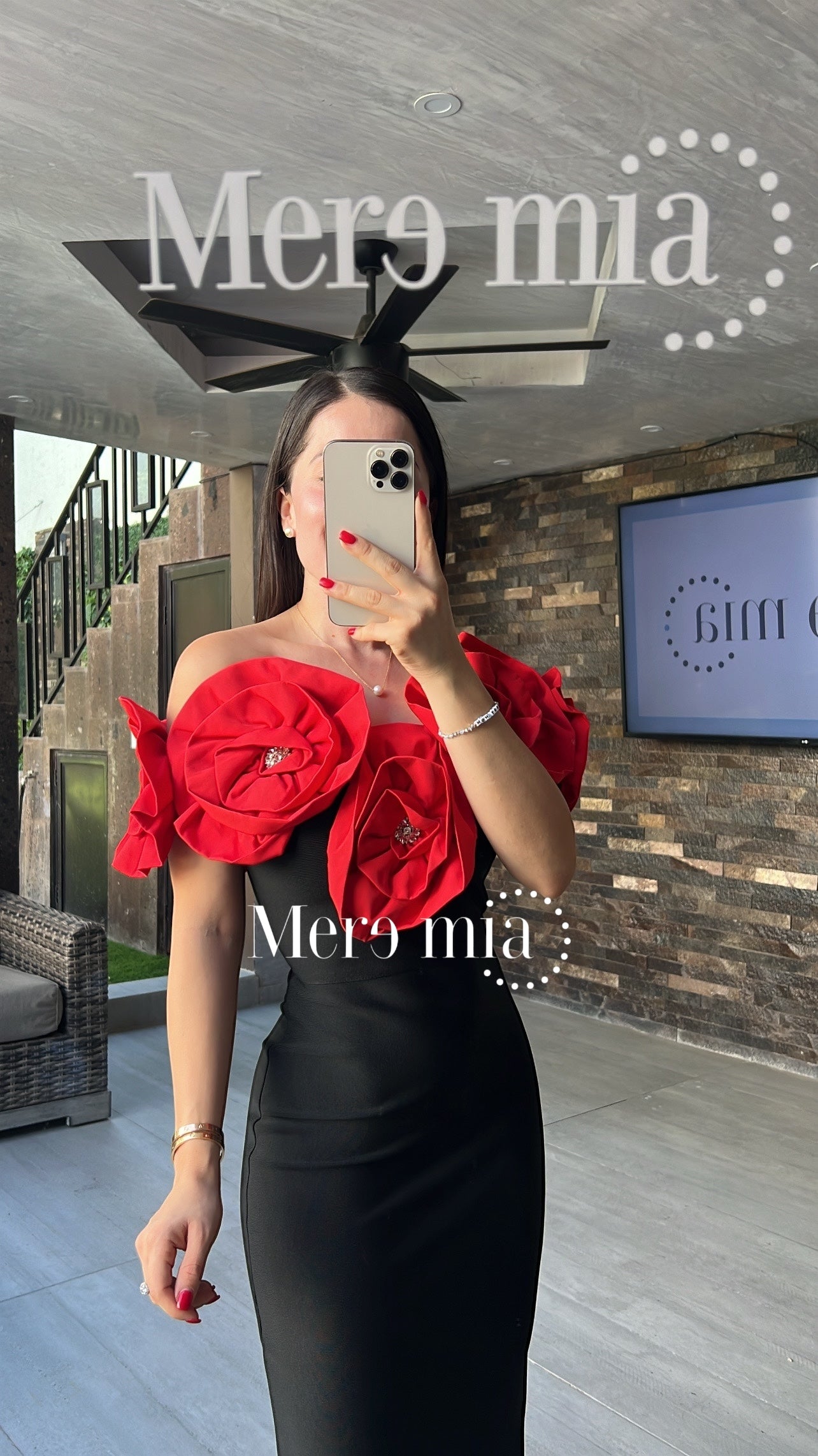 Vestido negro flores en hombros