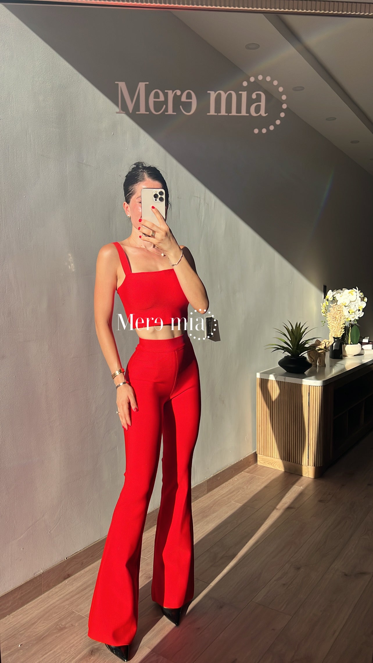 Pantalón rojo acampanado