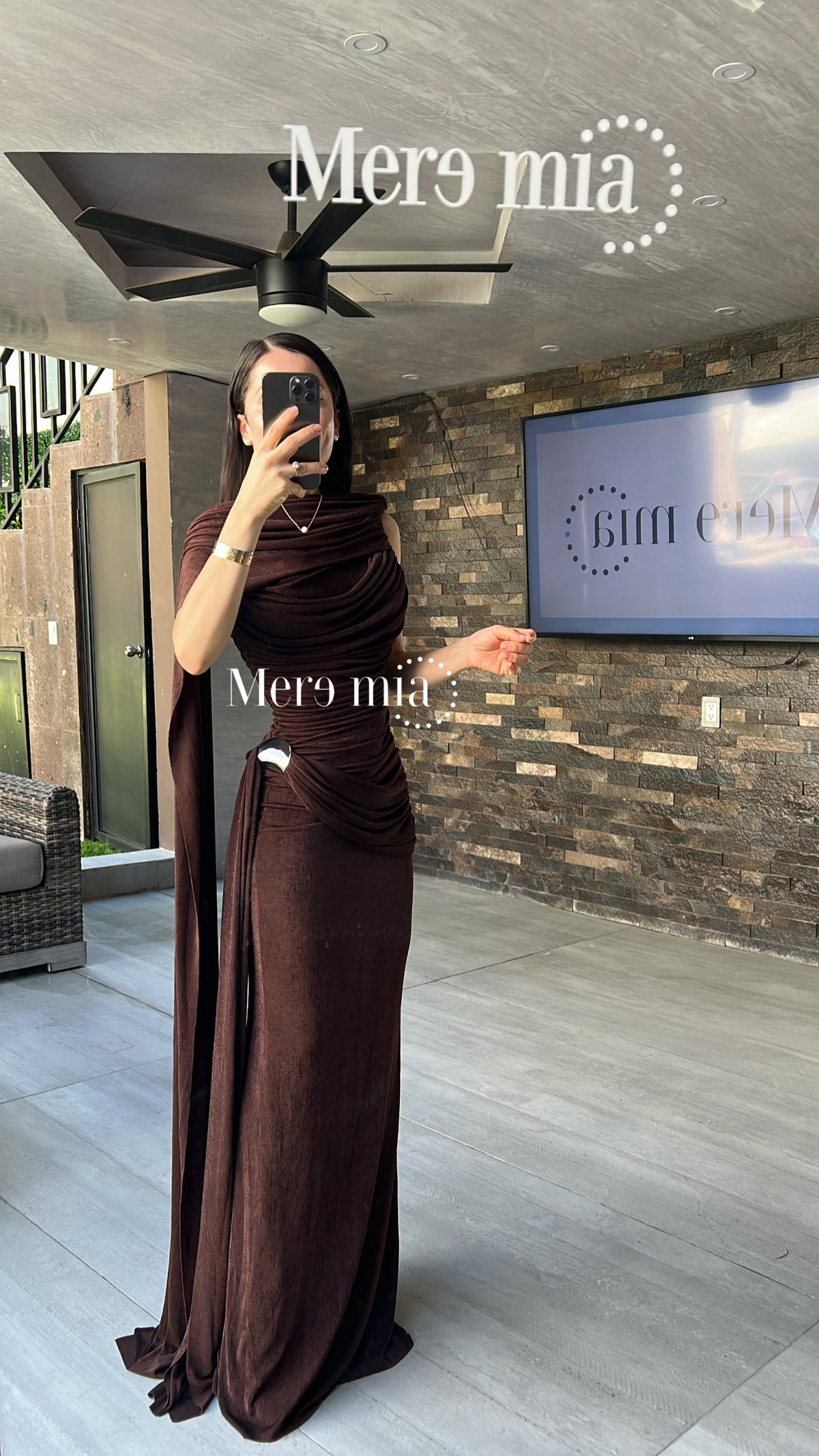 Vestido broche capa plisado