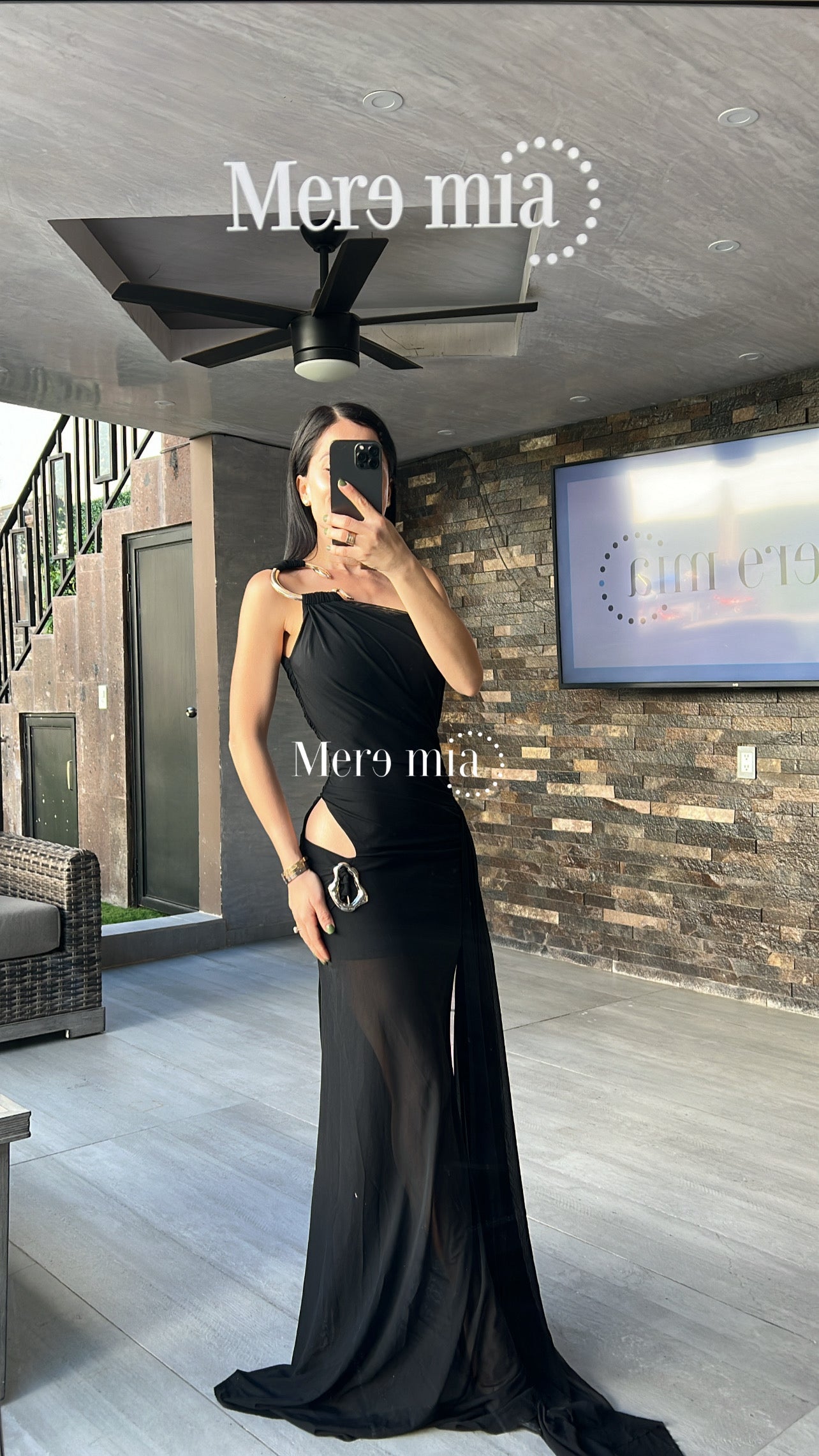 Vestido negro abert broche