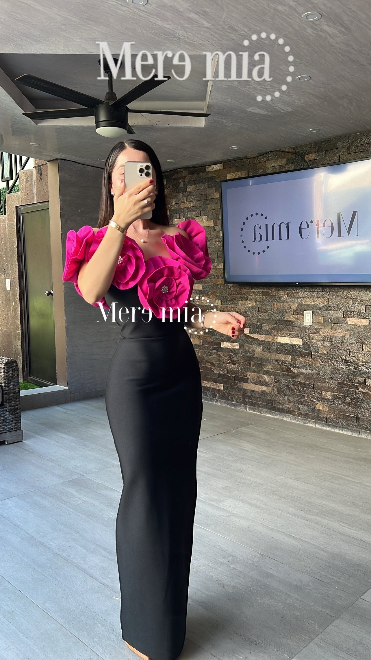 Vestido negro flores en hombros