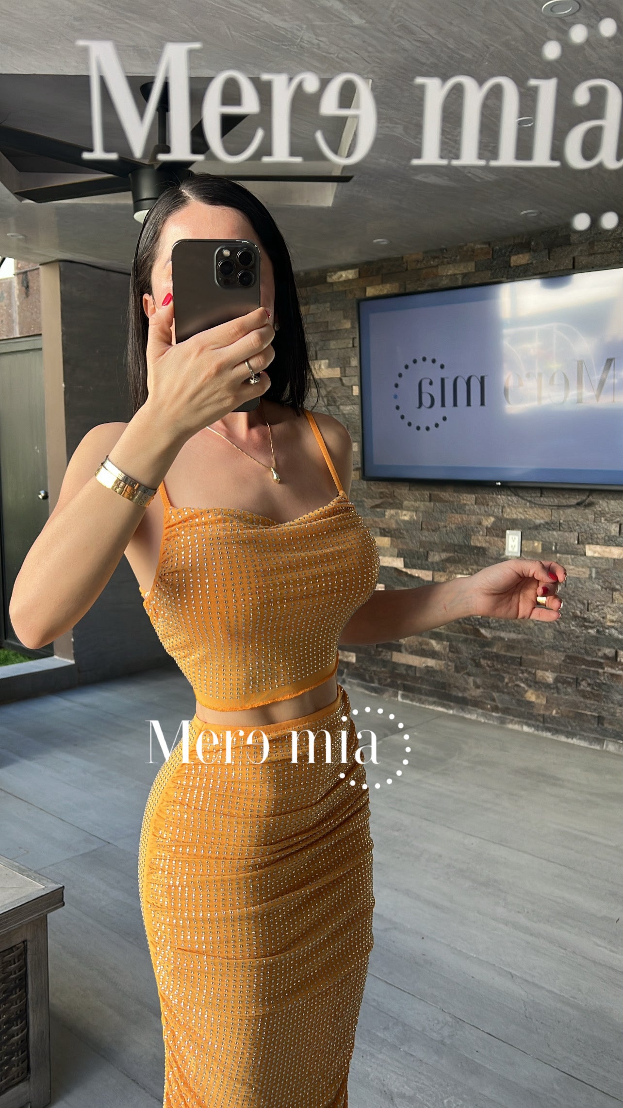 Conjunto naranja plisado puntos