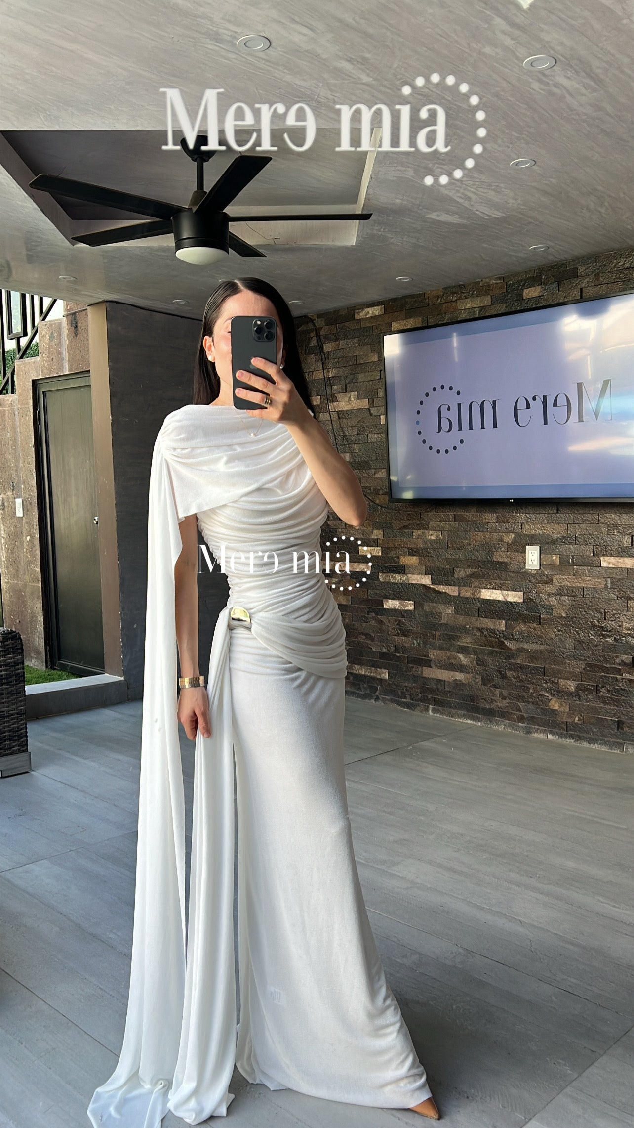 Vestido broche capa plisado