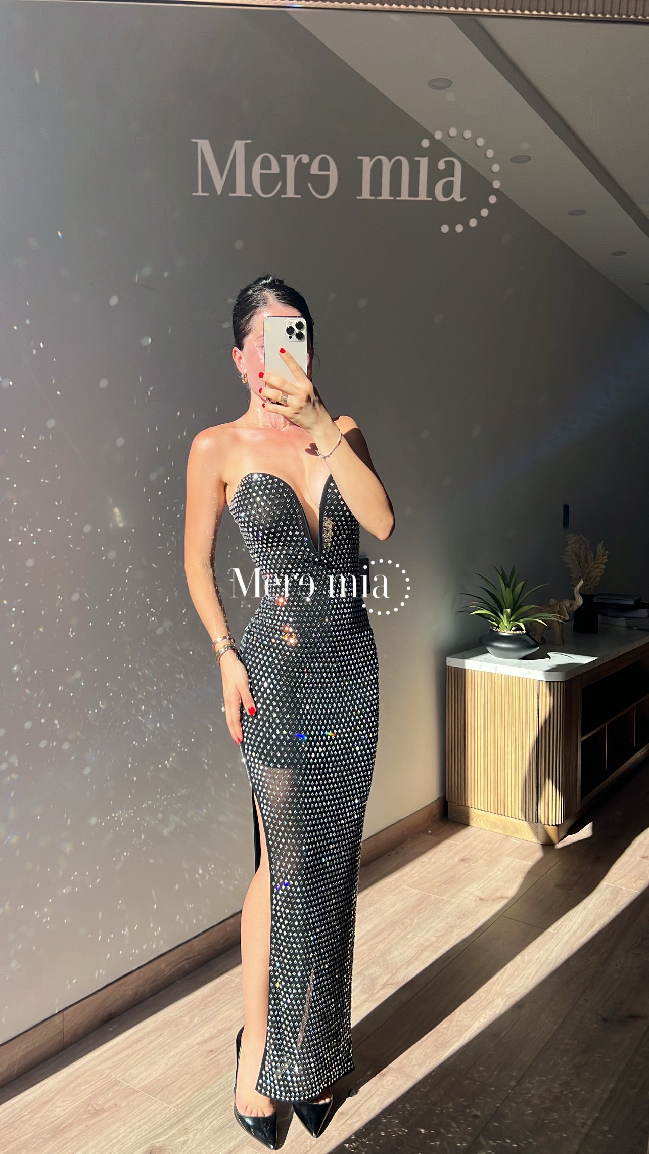 Vestido negro puntos V