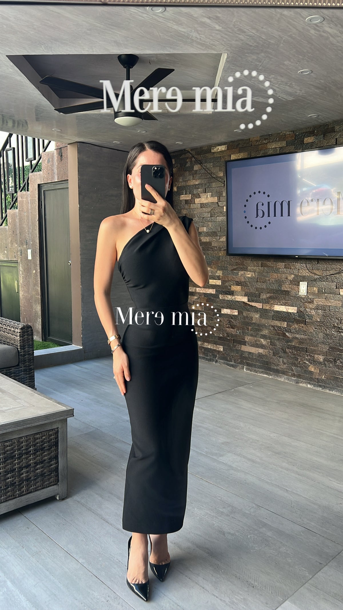 Vestido negro de un hombro