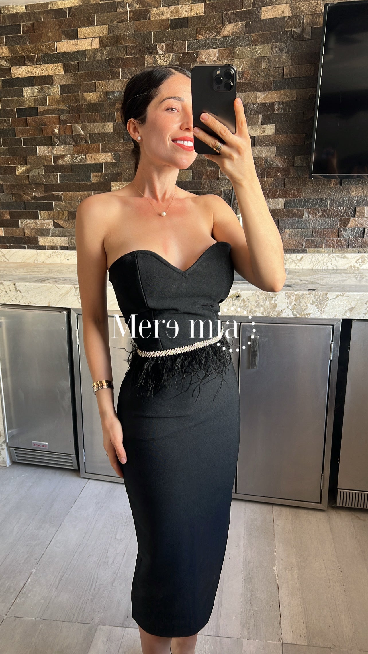 Vestido negro strapless  plumas