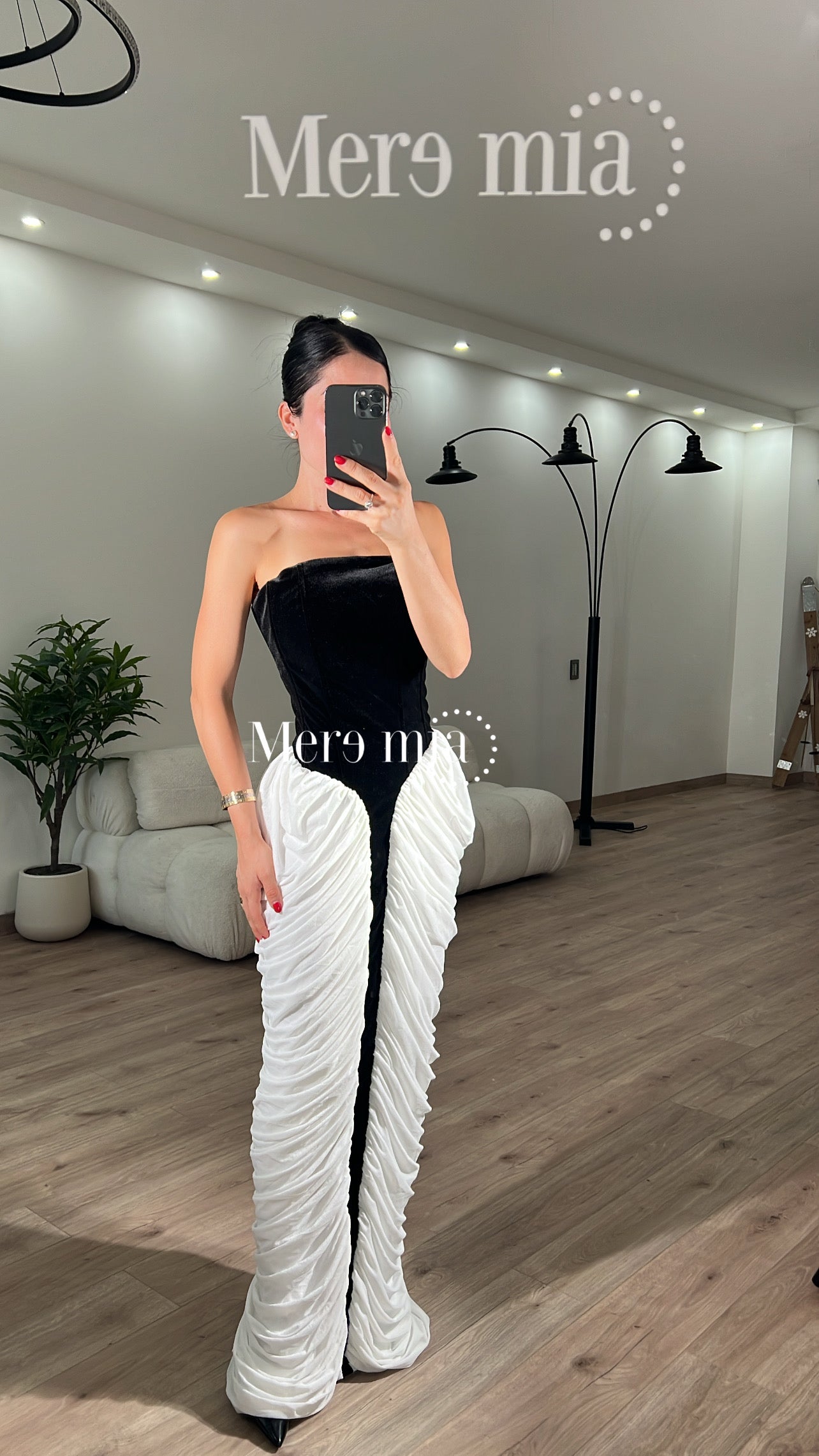 Vestido negro plisado blanco