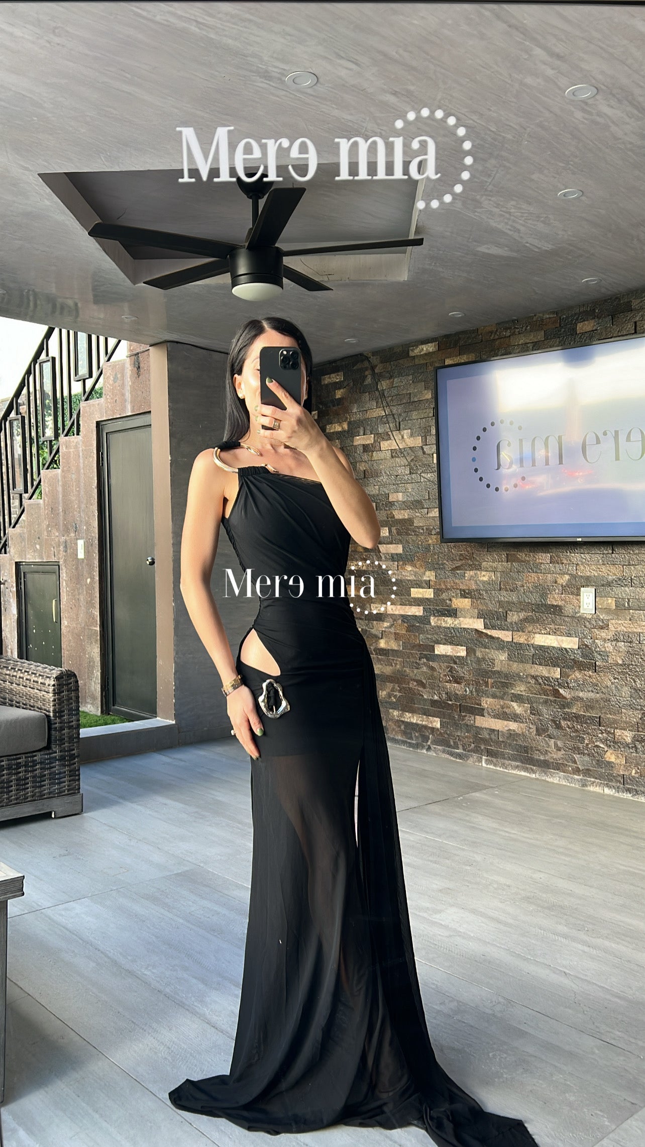 Vestido negro abert broche