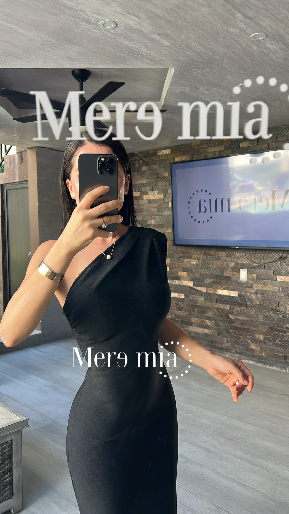 Vestido negro de un hombro