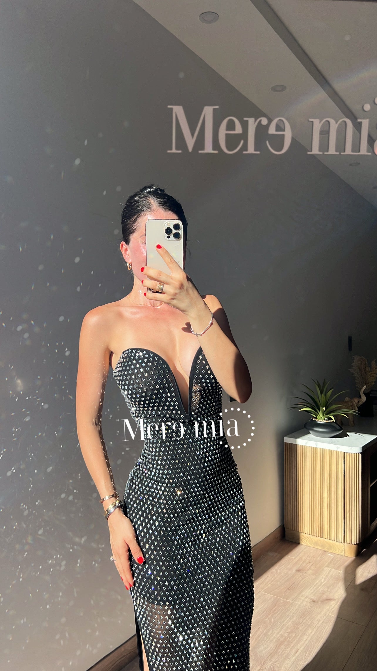 Vestido negro puntos V