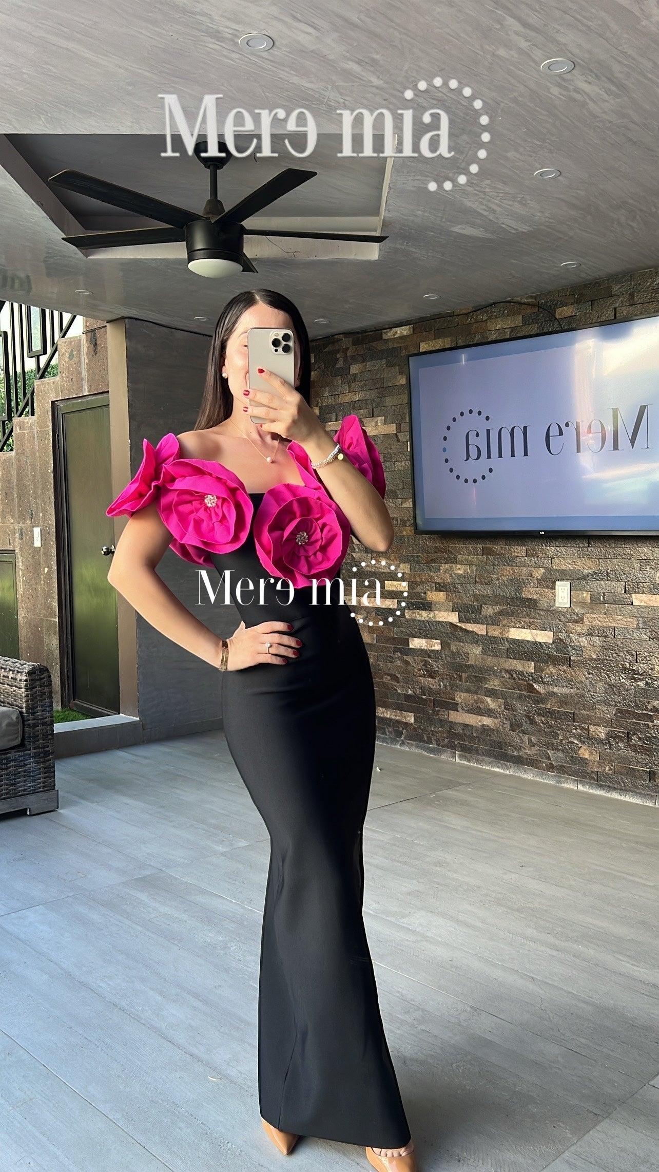 Vestido negro flores en hombros