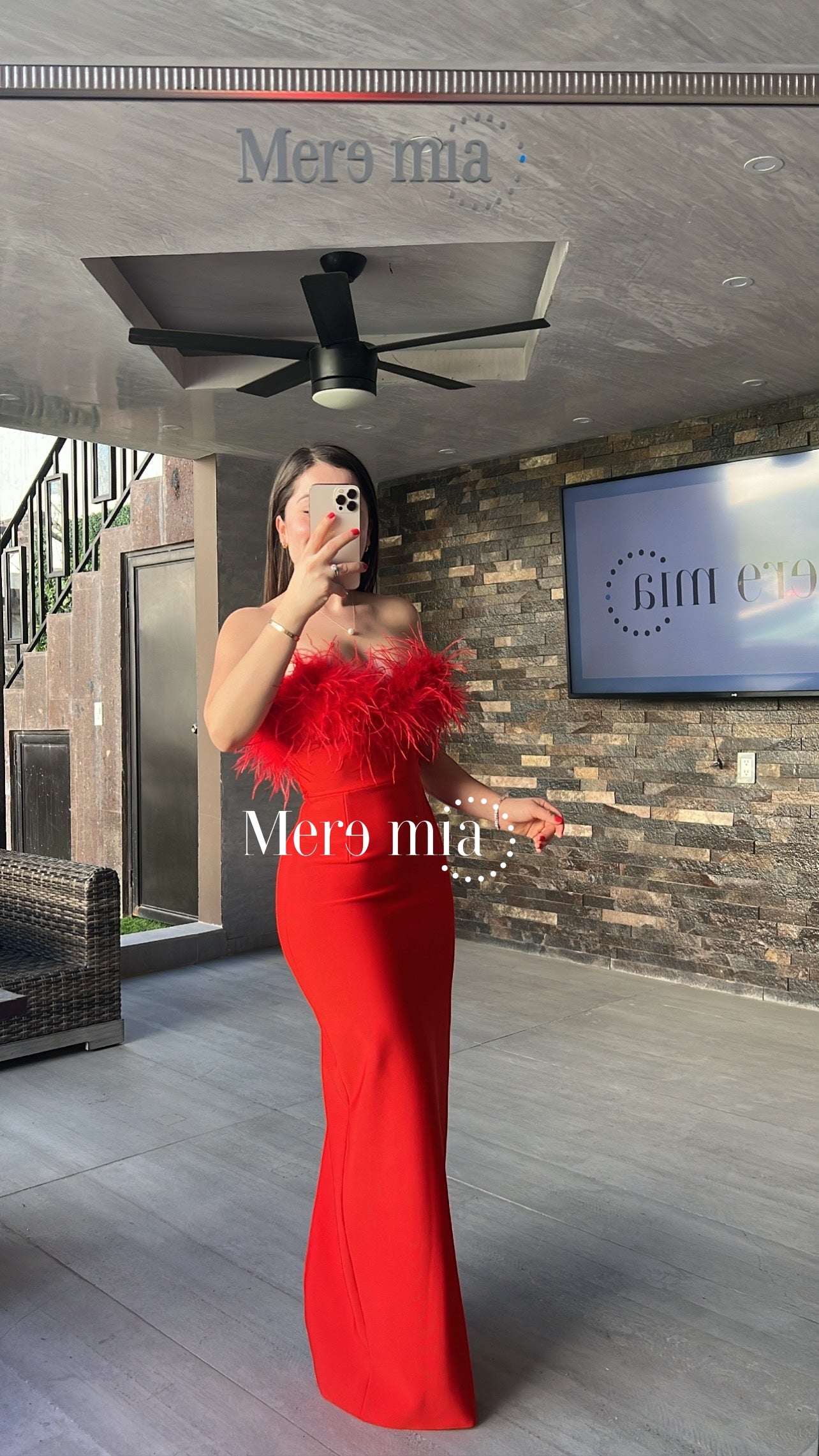 Vestido rojo plumas