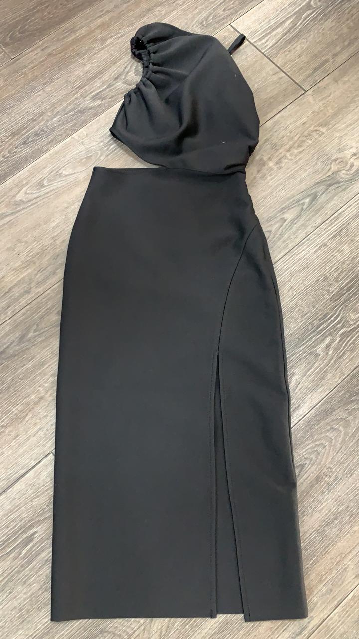 Vestido negro de un hombro